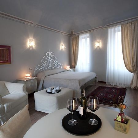 Bed and Breakfast Vinoteca La Sacrestia Alba  Habitación foto